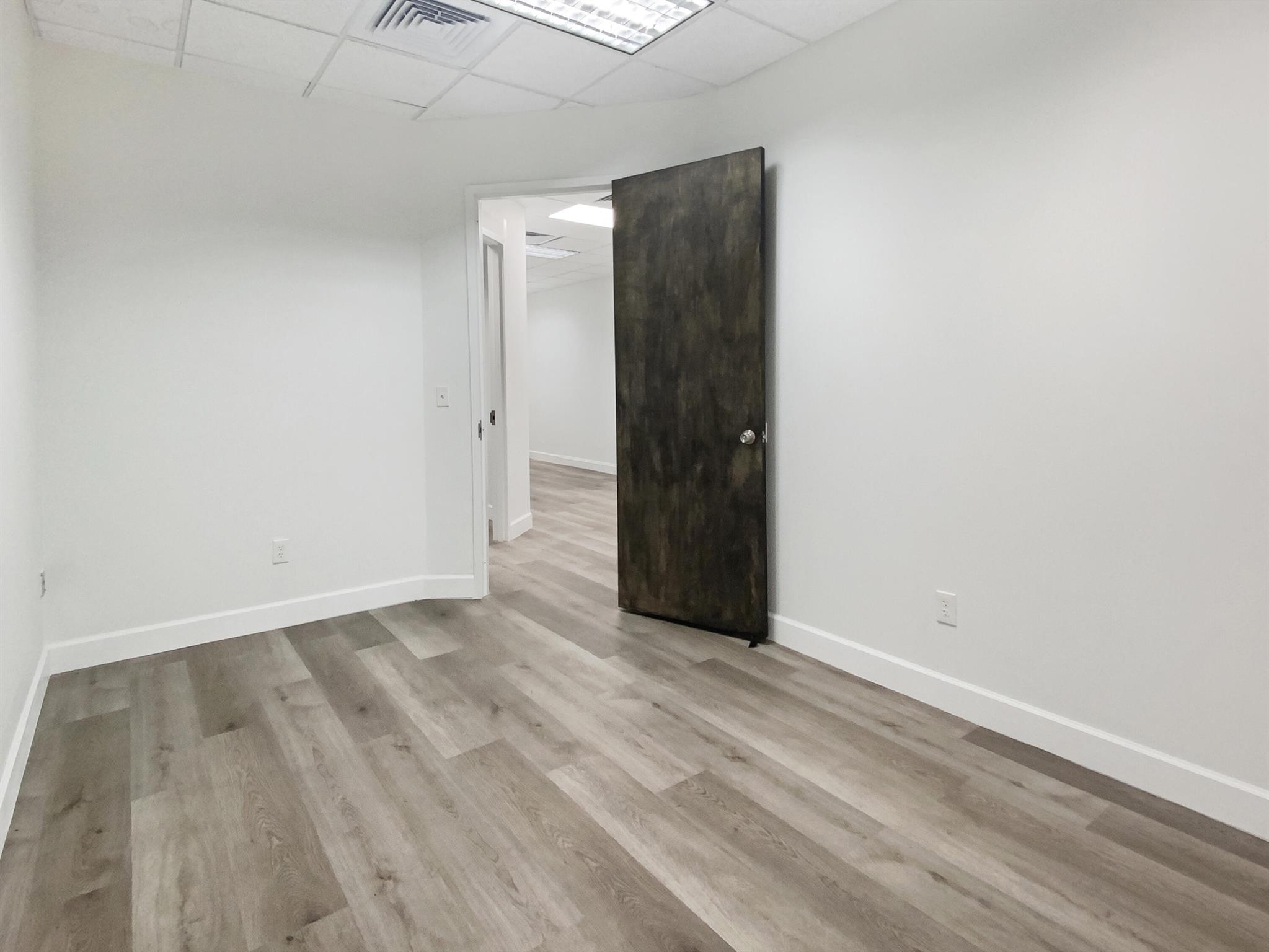 VANTAGE INDUSTRIAL PARK N - Commercial Lease