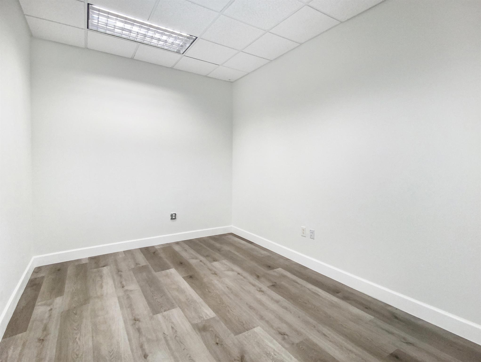 VANTAGE INDUSTRIAL PARK N - Commercial Lease