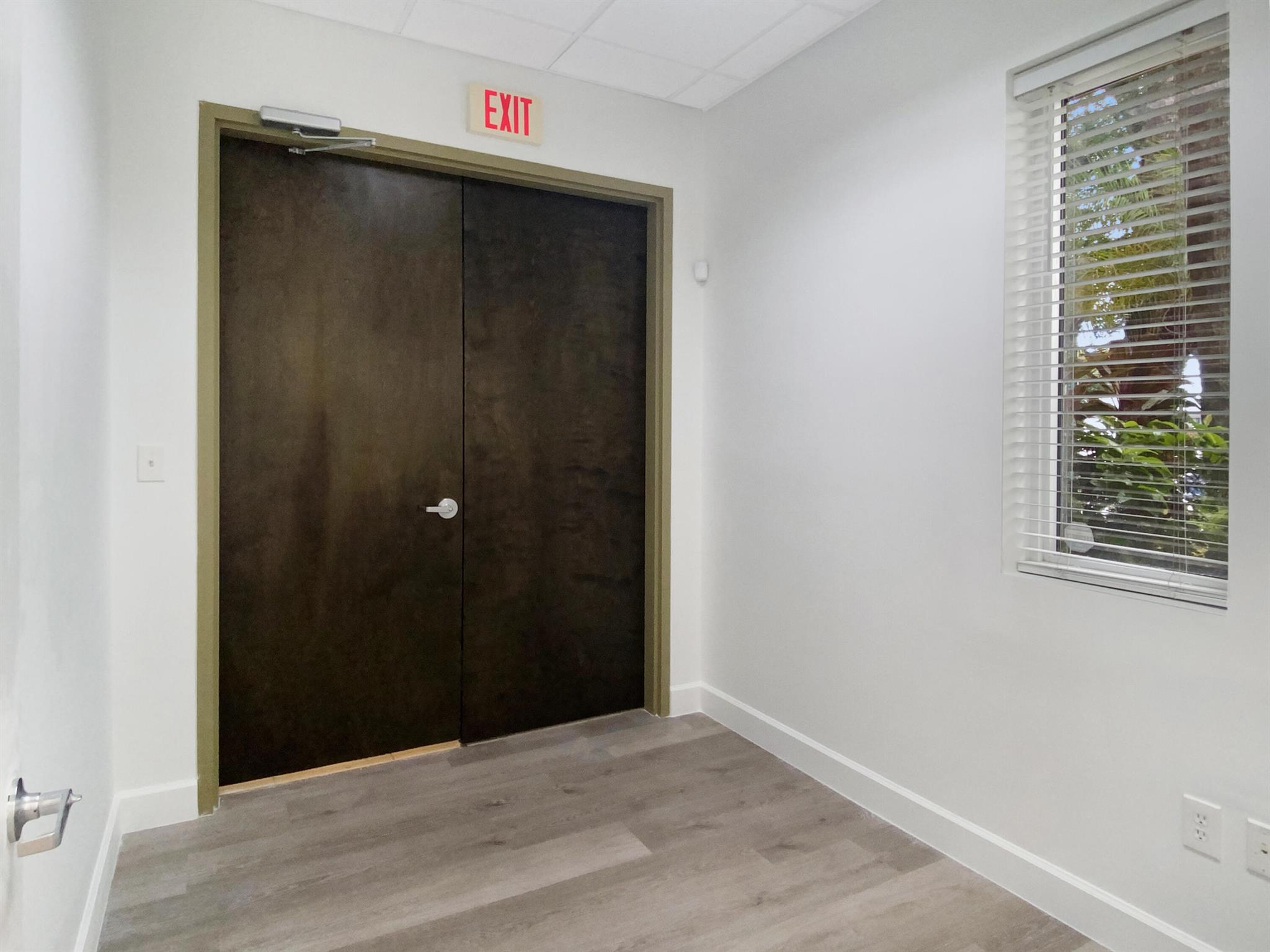 VANTAGE INDUSTRIAL PARK N - Commercial Lease