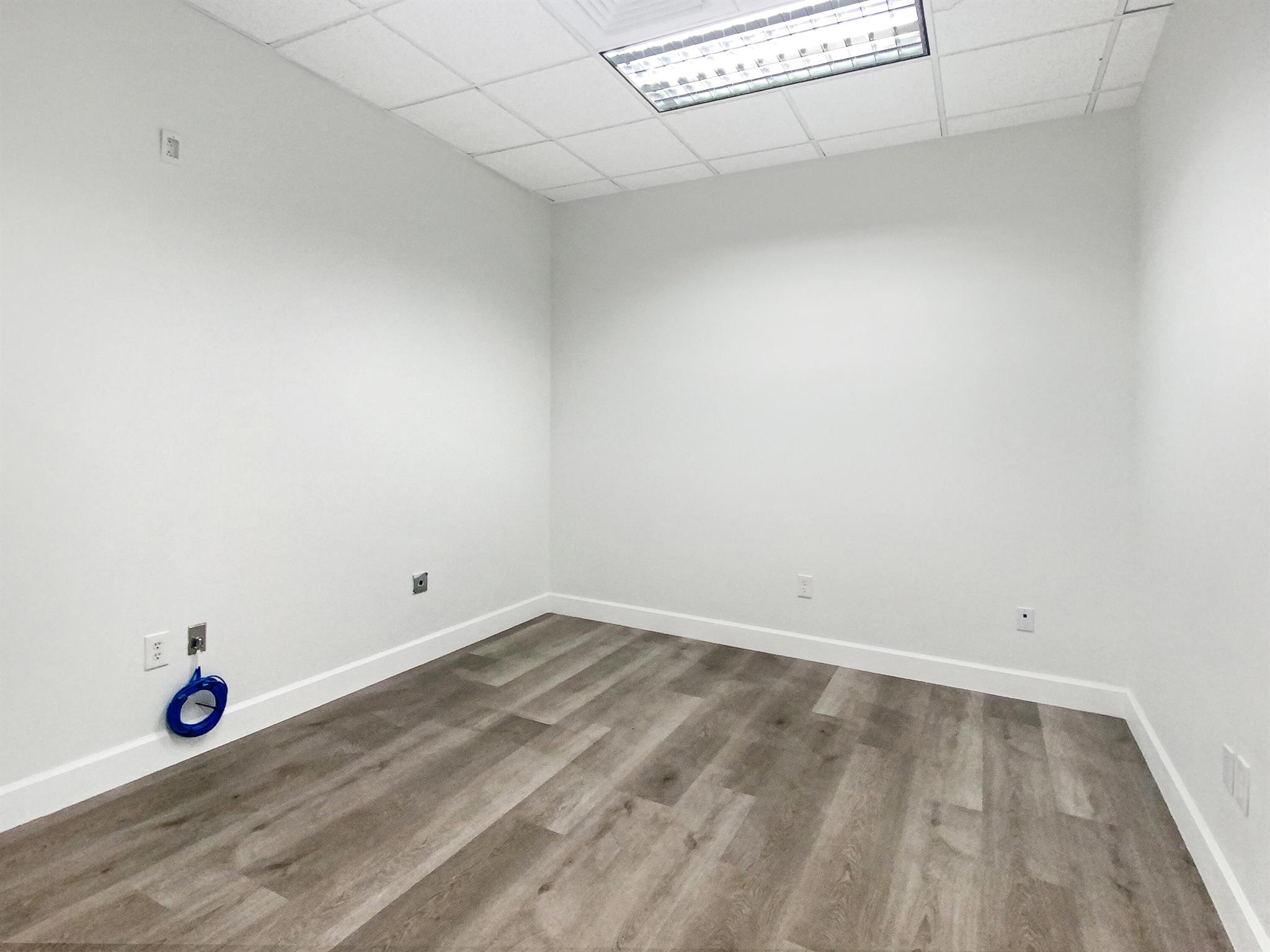 VANTAGE INDUSTRIAL PARK N - Commercial Lease