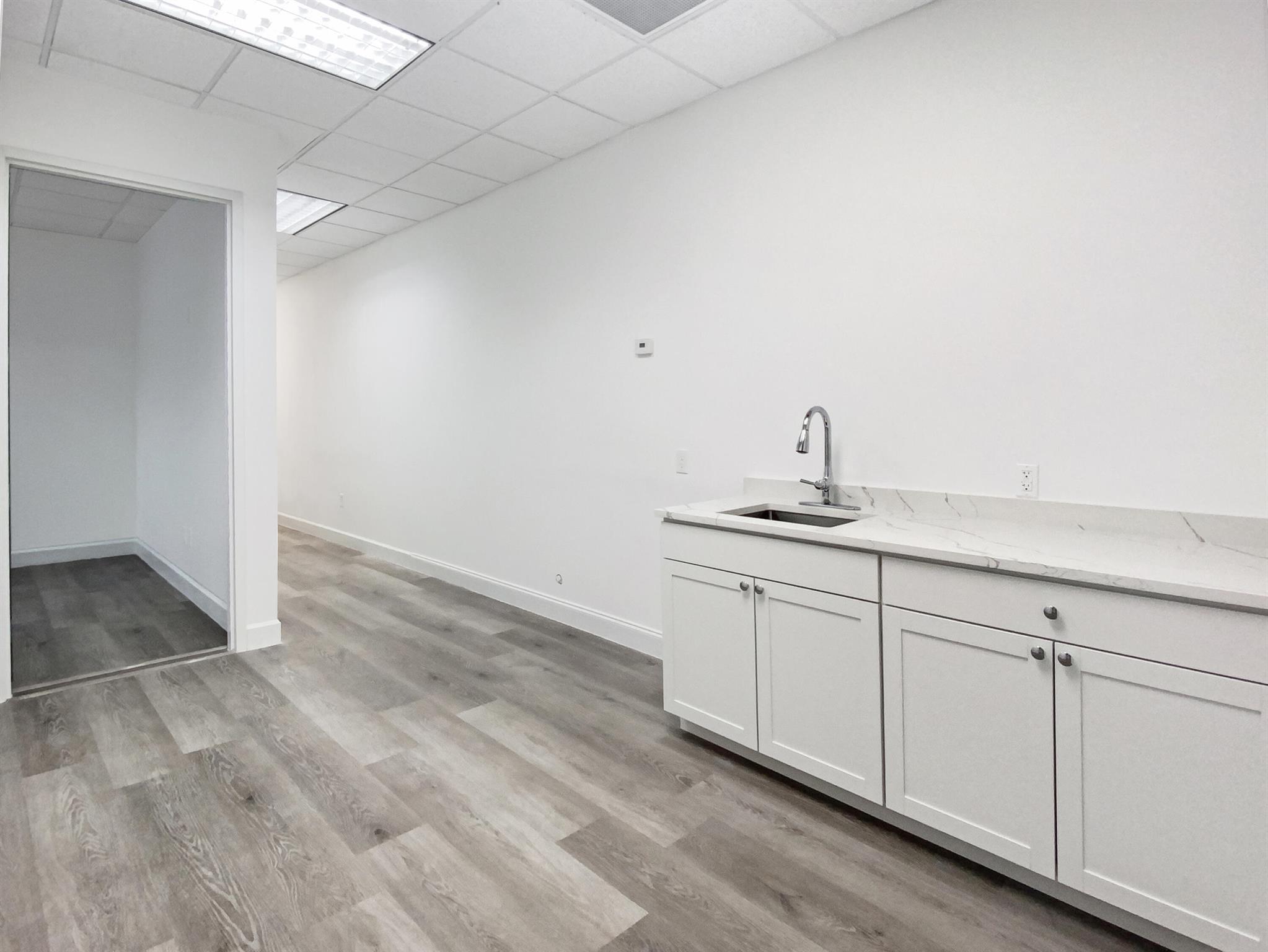 VANTAGE INDUSTRIAL PARK N - Commercial Lease