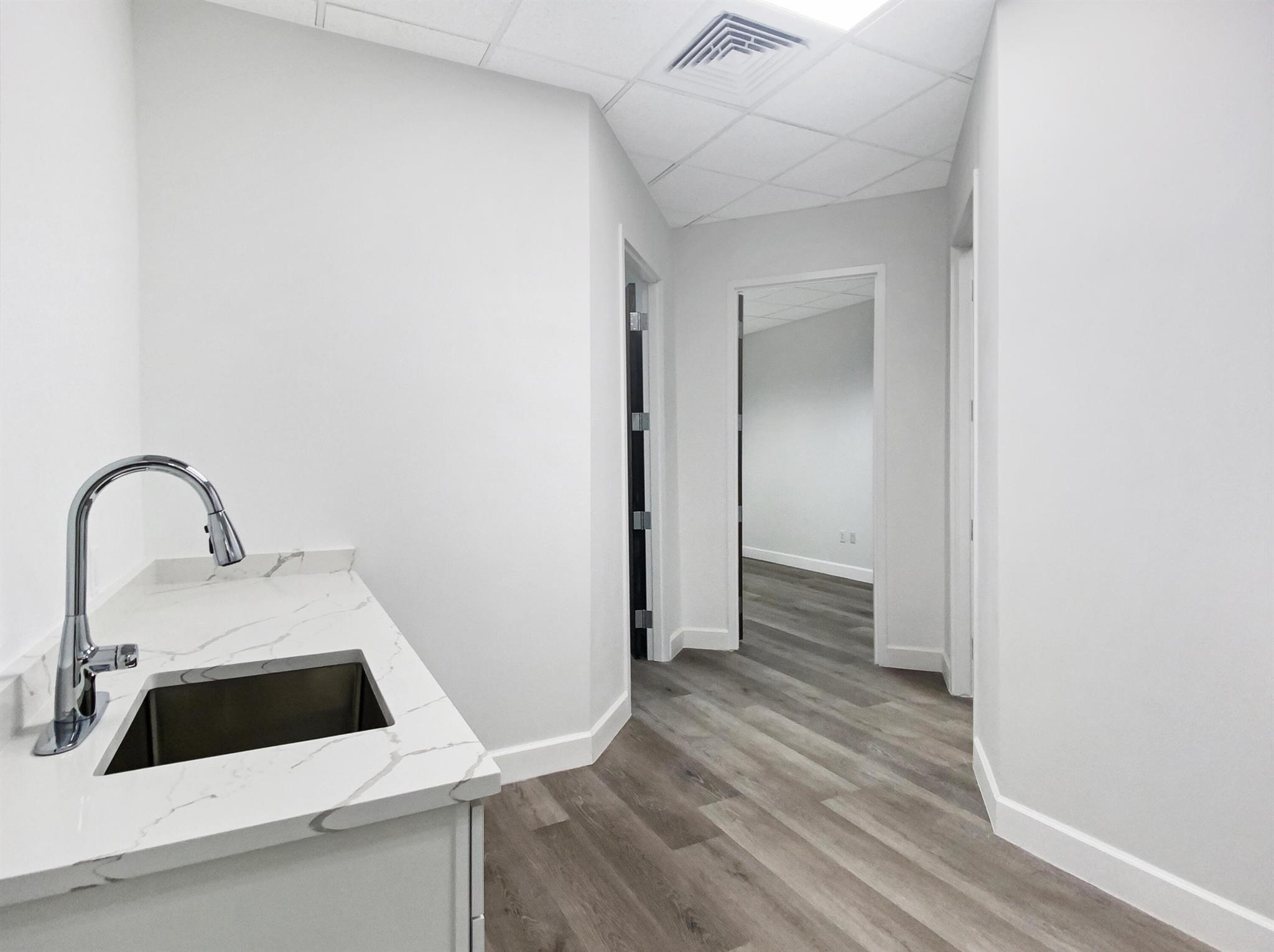 VANTAGE INDUSTRIAL PARK N - Commercial Lease