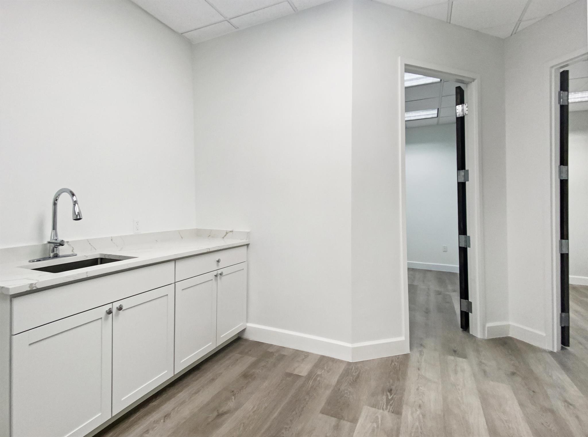 VANTAGE INDUSTRIAL PARK N - Commercial Lease