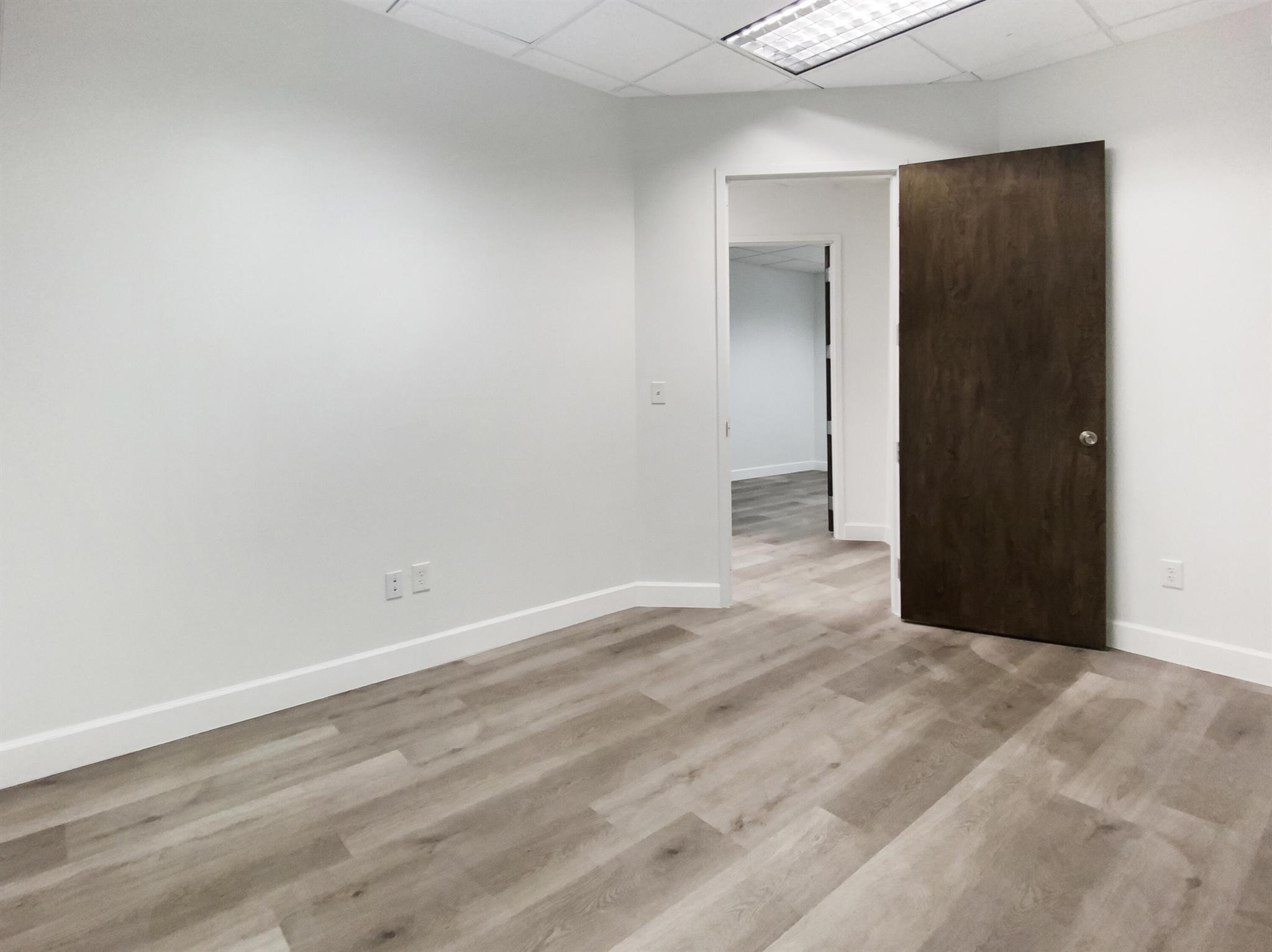 VANTAGE INDUSTRIAL PARK N - Commercial Lease