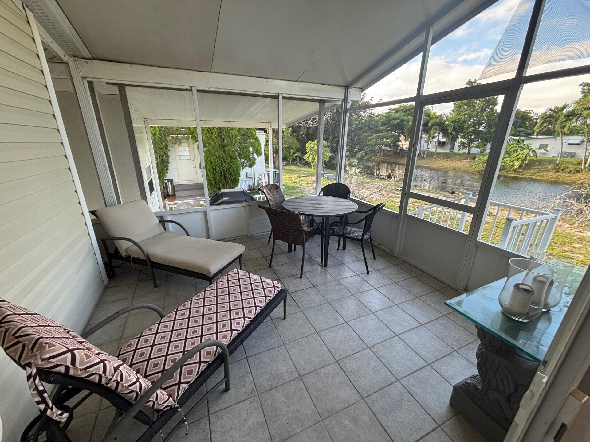 COUNTRY KNOLLS - Residential