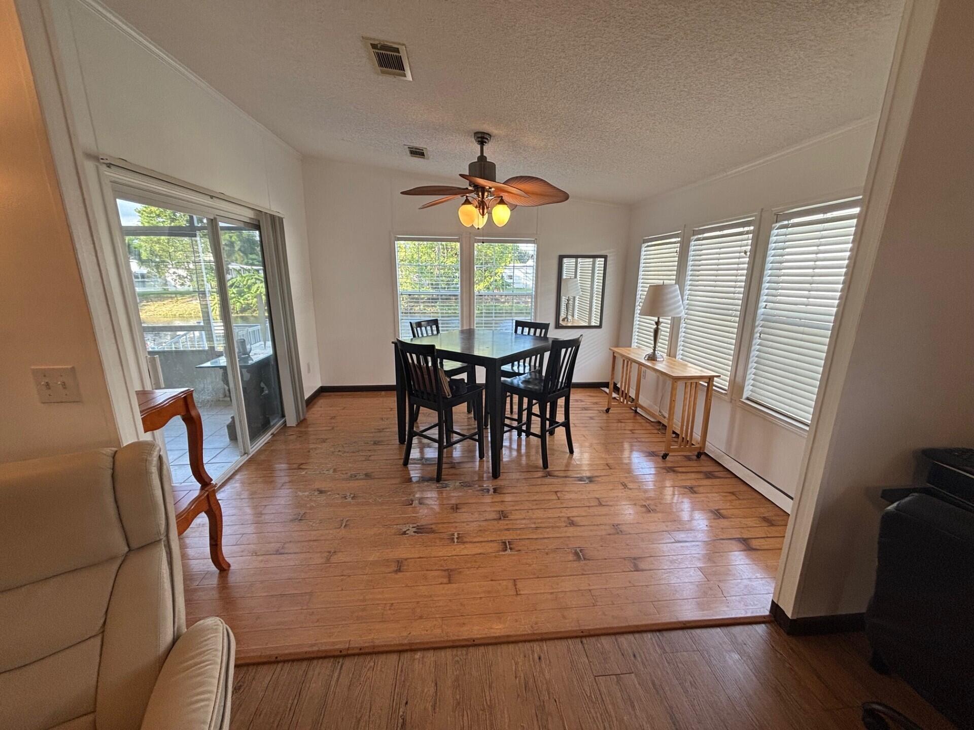 COUNTRY KNOLLS - Residential