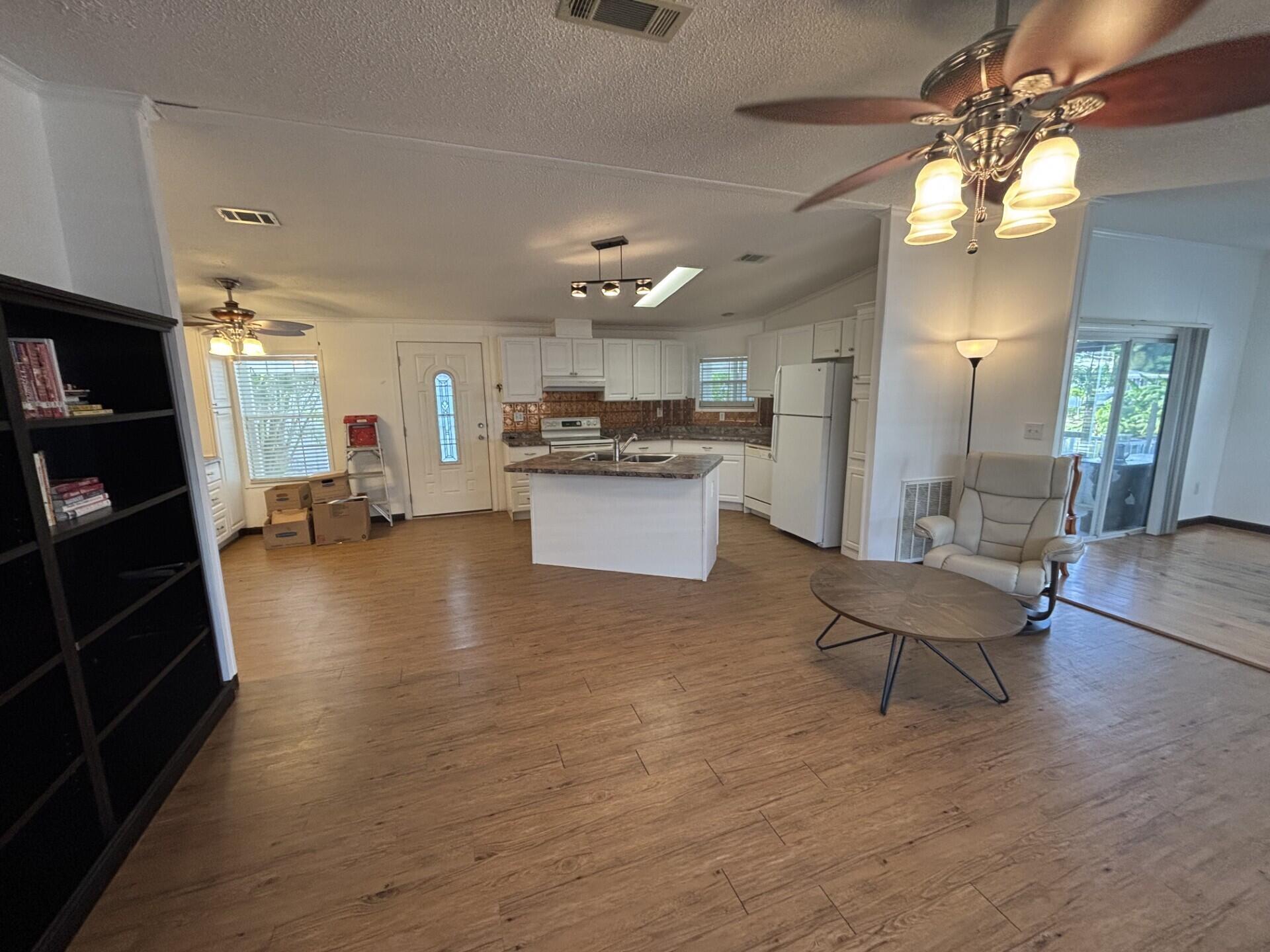 COUNTRY KNOLLS - Residential