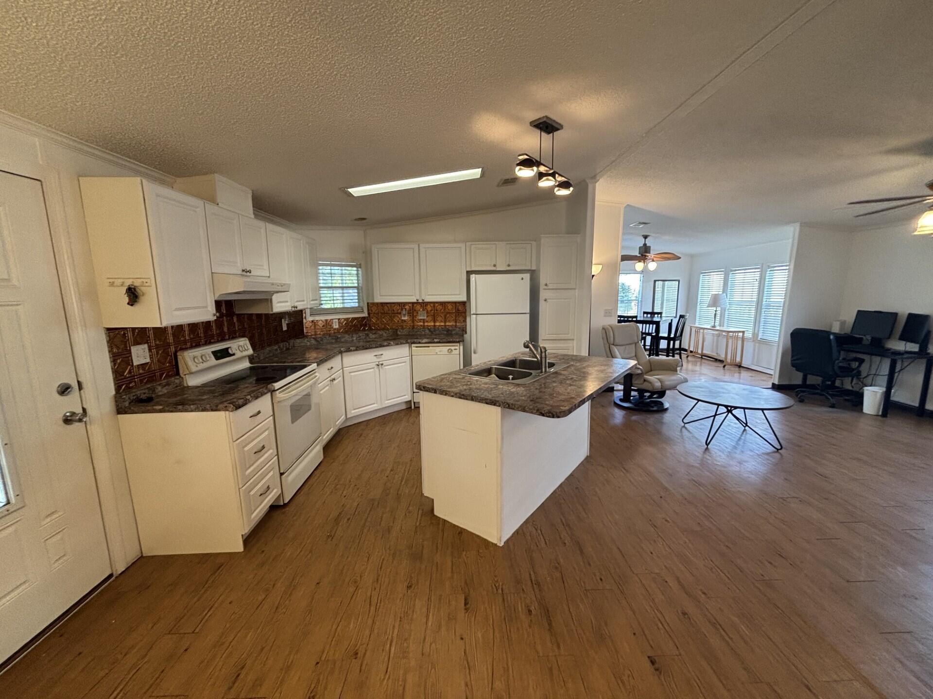 COUNTRY KNOLLS - Residential