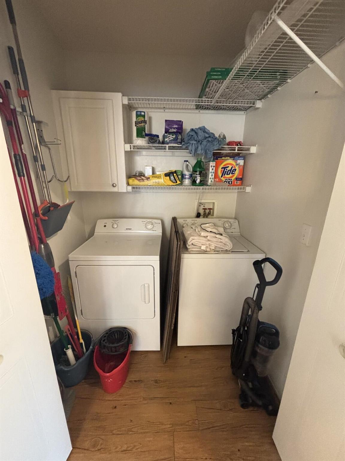 COUNTRY KNOLLS - Residential