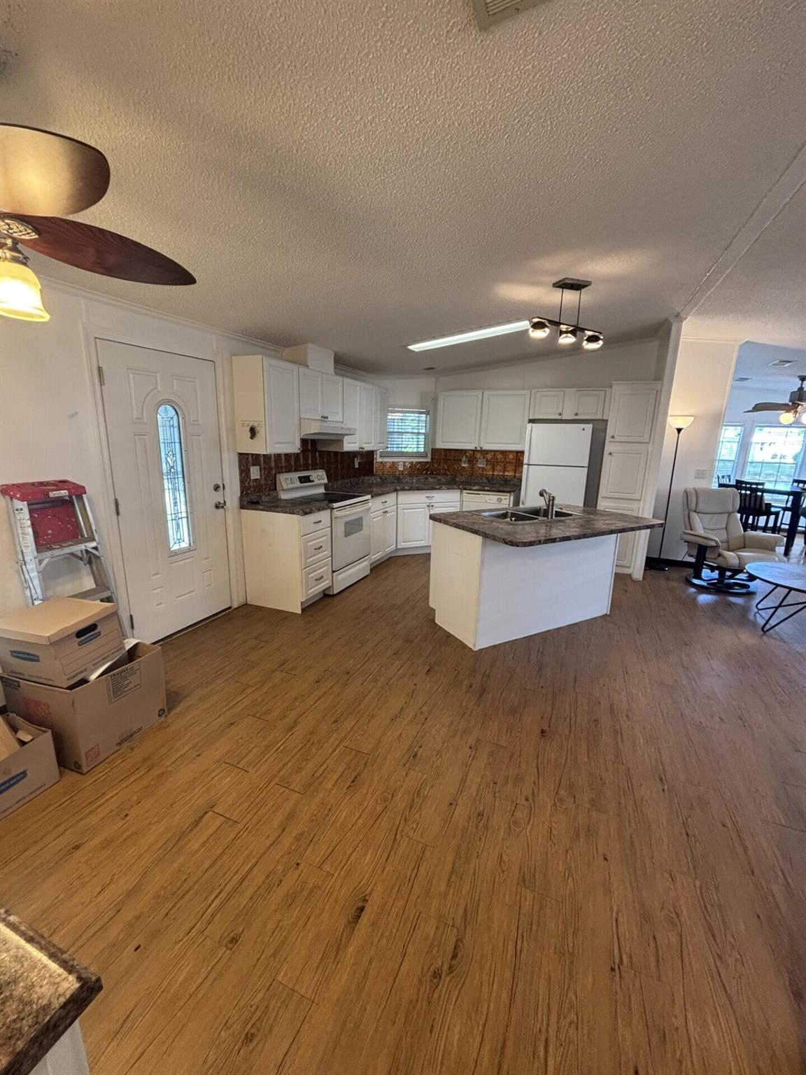 COUNTRY KNOLLS - Residential