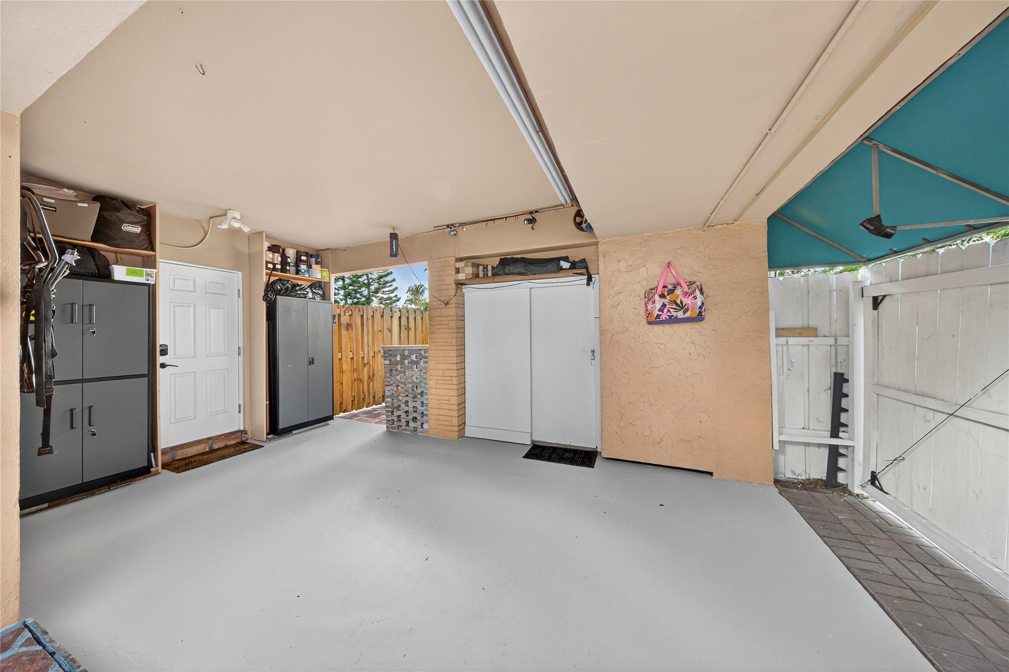 Lyons Park 33-28 B - Residential