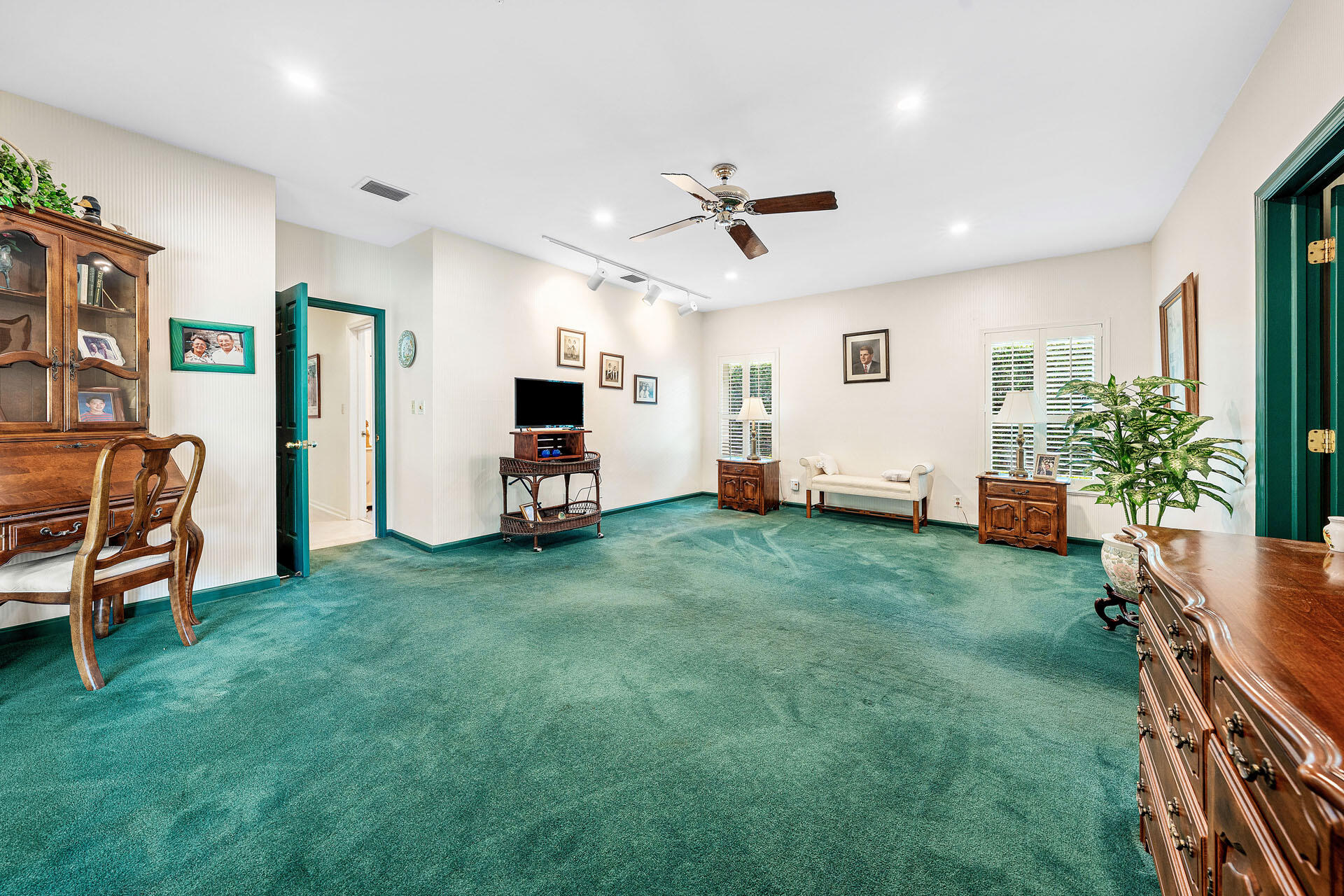 ROYAL PALM YACHT & COUNTRY CLUB - Residential