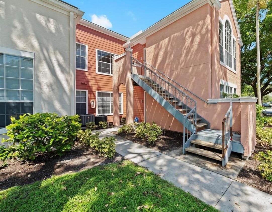 Charming second-floor condo in desirable East Delray Beach gated community. This 2 bed/2 bath unit features vaulted ceilings, neutral tile throughout with updated wood look vinyl flooring in bedrooms, kitchen with ss appliances & granite countertops, covered balcony with storage closet, washer & dryer in unit and both bathrooms were recently renovated. Bahia Delray amenities include a pool, hot tub, clubhouse w/ on-site management, gym and tennis court. Prime location situated 2 minutes east of 1-95 and 5 minutes to the beach, Atlantic Ave and shopping like Whole Foods, Target, and more!