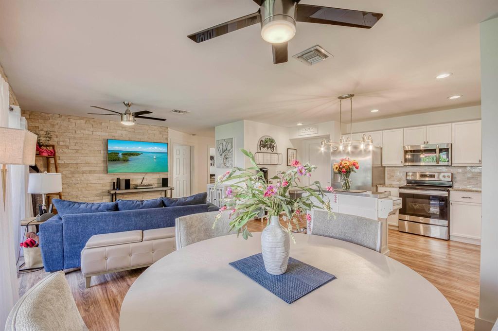 Photo of 24 Lexington Lane W #B, Palm Beach Gardens, FL 33418 (MLS # R11127514)