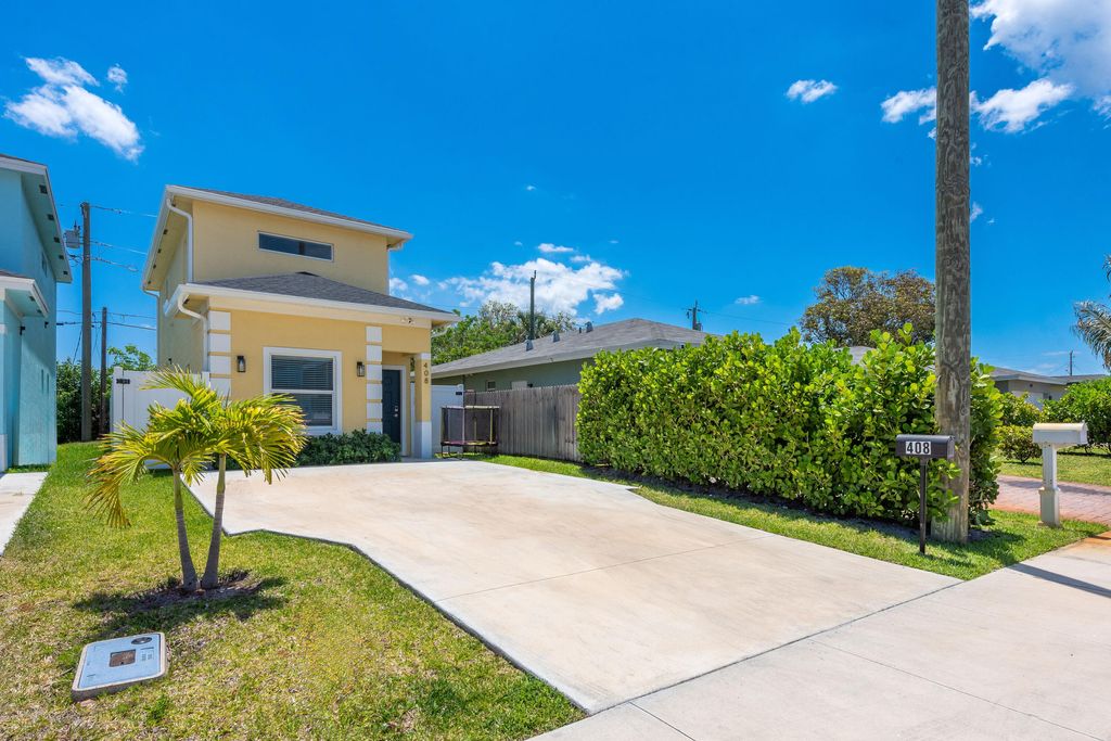 Photo of 408 NW 12th Avenue, Boynton Beach, FL 33435 (MLS # B26024577)