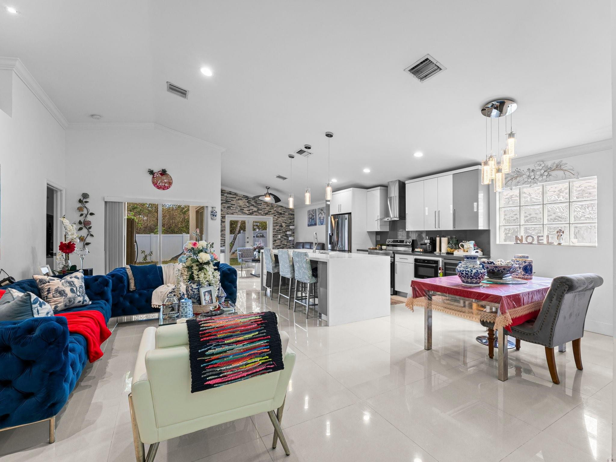 CRYSTAL POINTE - Residential