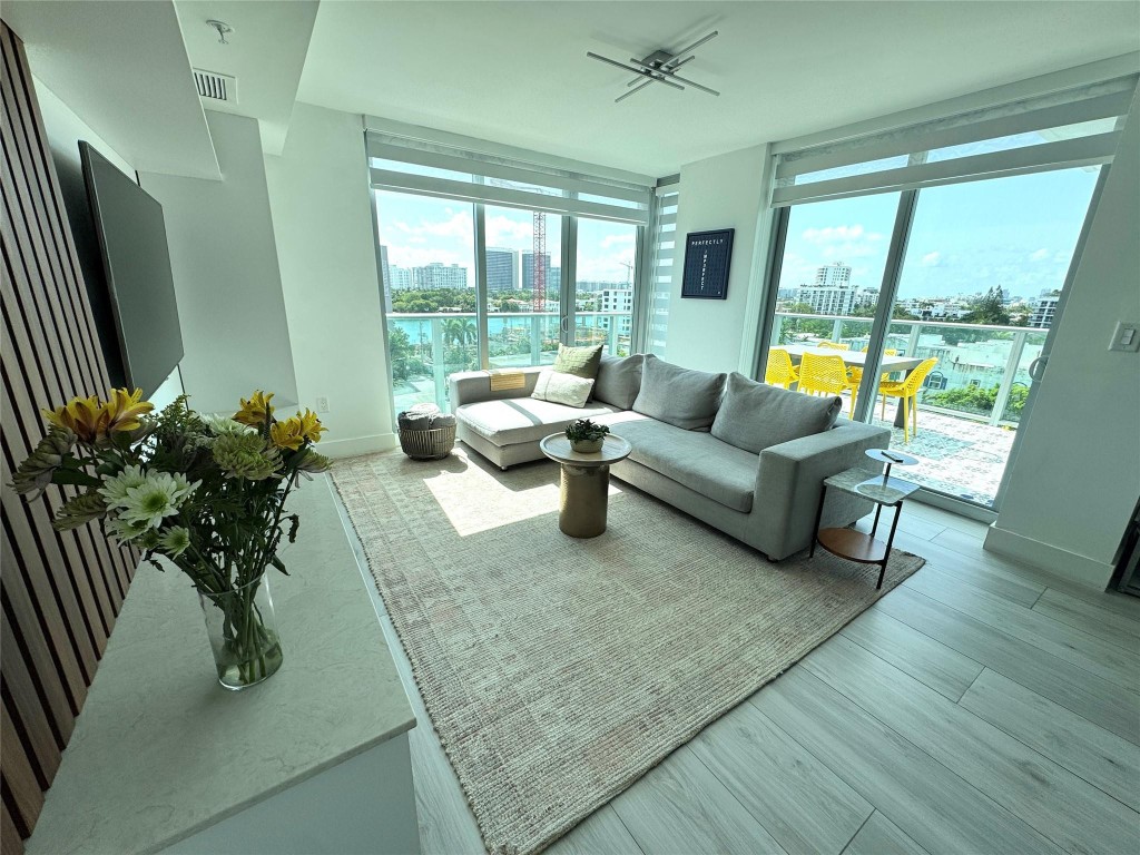 THE PALMS CONDO - Residential