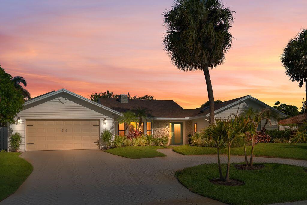 Photo of 14 SE Paddock Circle, Tequesta, FL 33469 (MLS # B26074586)