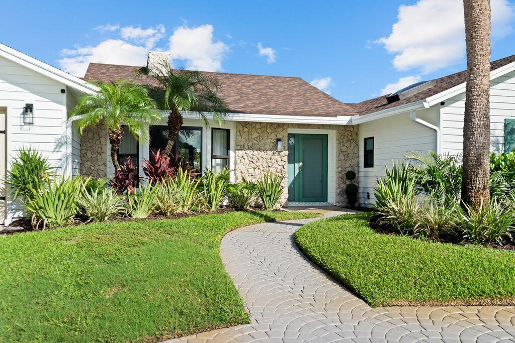 Photo of 14 SE Paddock Circle, Tequesta, FL 33469 (MLS # B26074586)