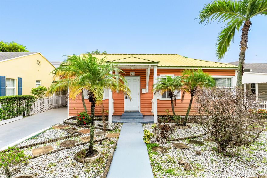 Retail/Office building in the heart of Delray Beach. Irreplaceable location across the street from Sundy Village. Plans to expand to 1400 SF with parking in the rear. Great for boutiques, small retail, restaurant. Property has the historic designation. Don't miss the opportunity to to be in the heart of Delray's busiest corridor.