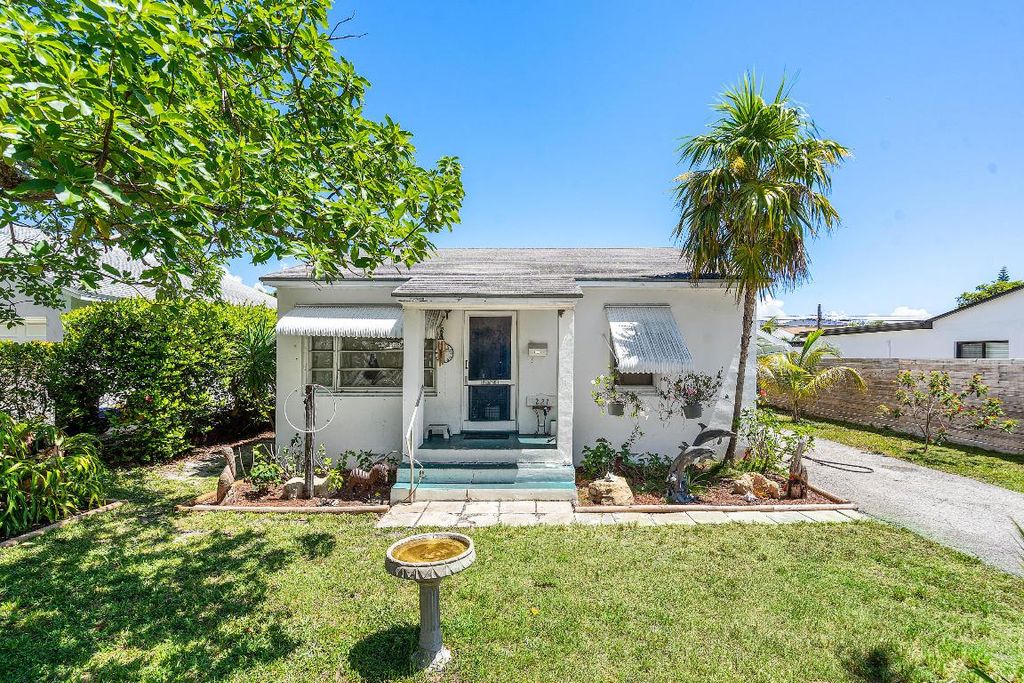 Photo of 221 NE 10th Street, Delray Beach, FL 33444 (MLS # R11145741)