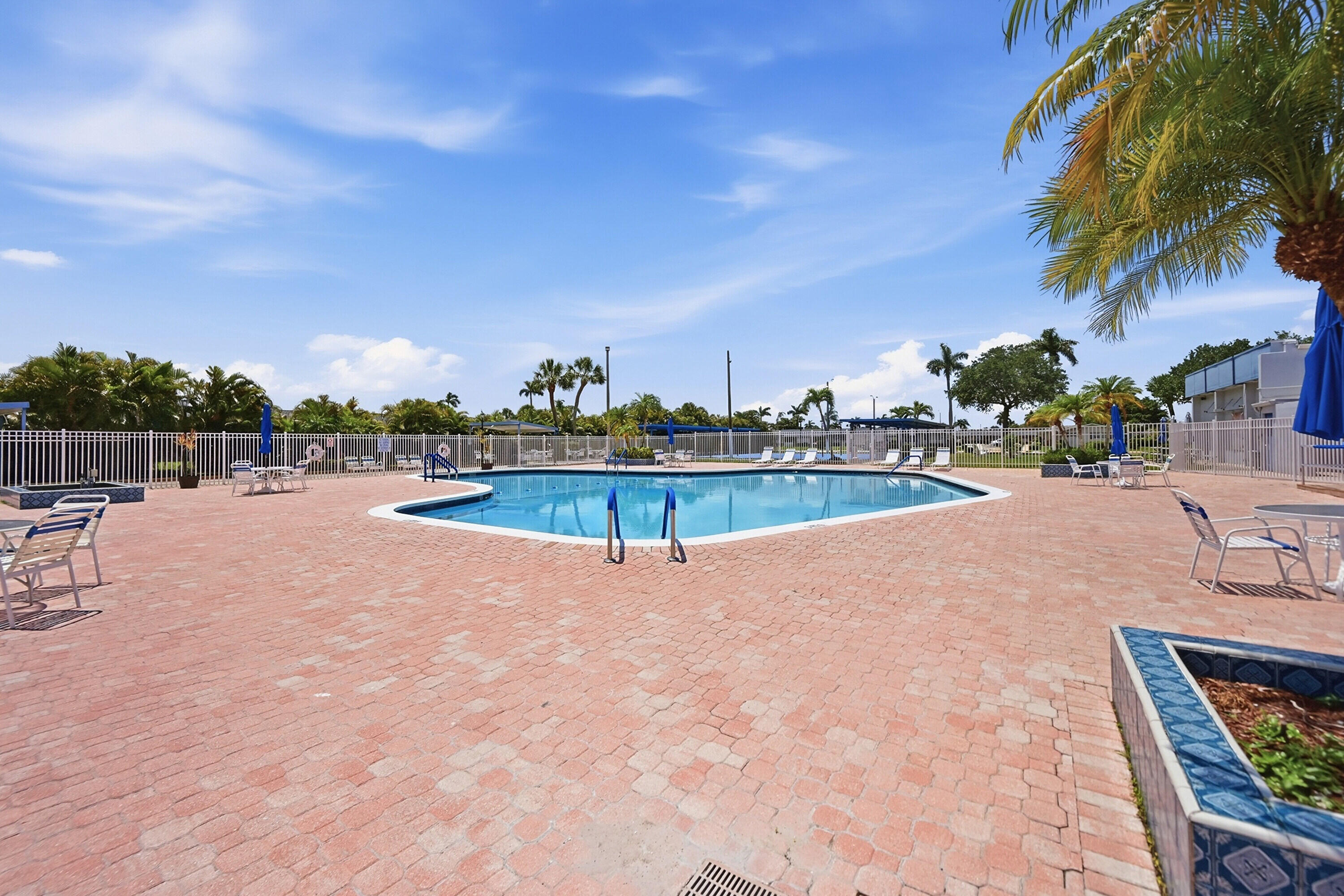 CRESTHAVEN VILLAS 8 CONDO - Residential
