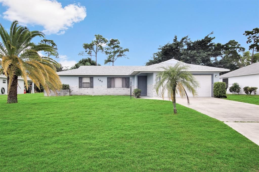 Photo of 762 SE Sweetbay Avenue Ave, Port Saint Lucie, FL 34983 (MLS # R10833161)