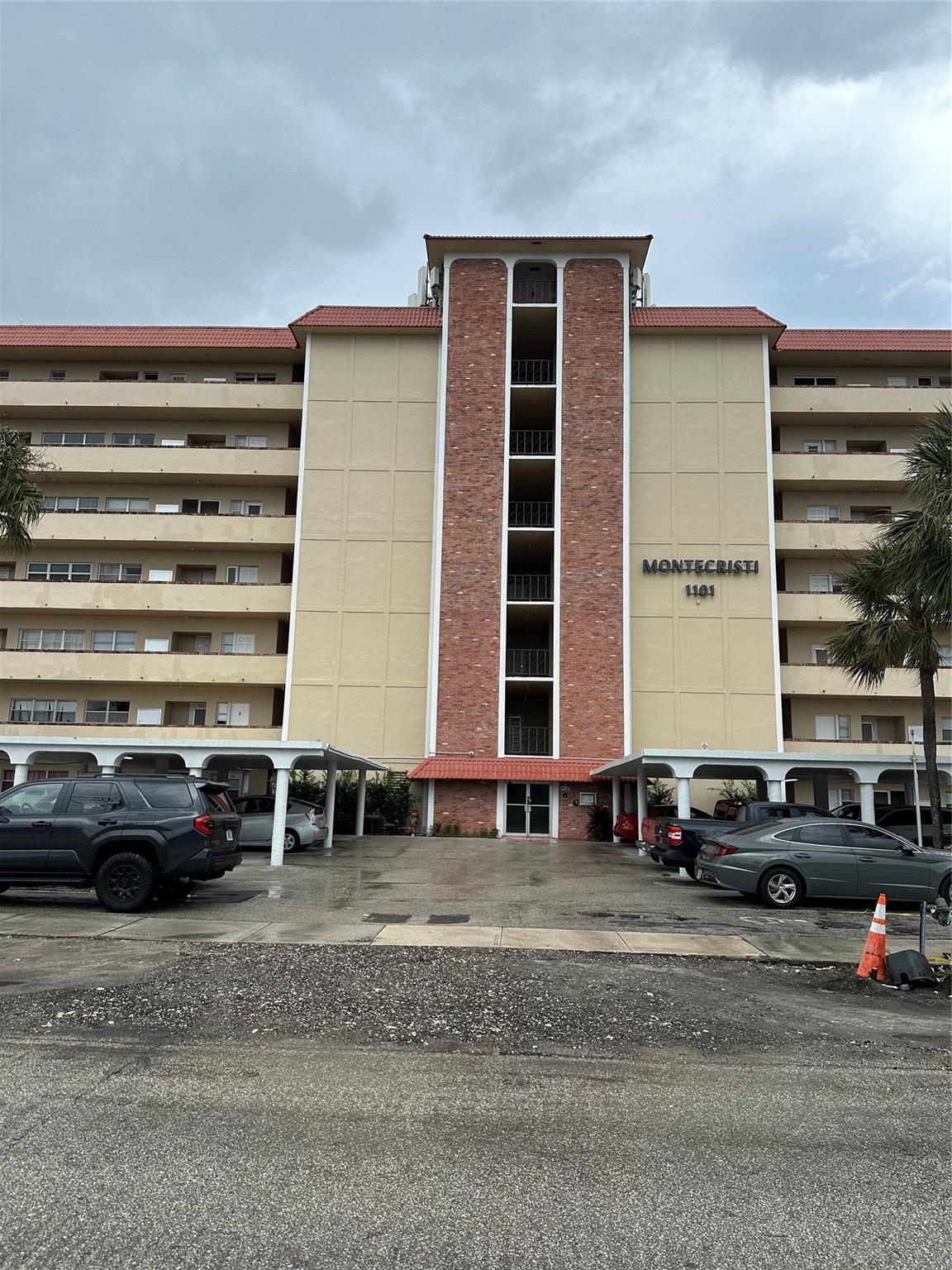 1101 Crystal Lake Dr 608