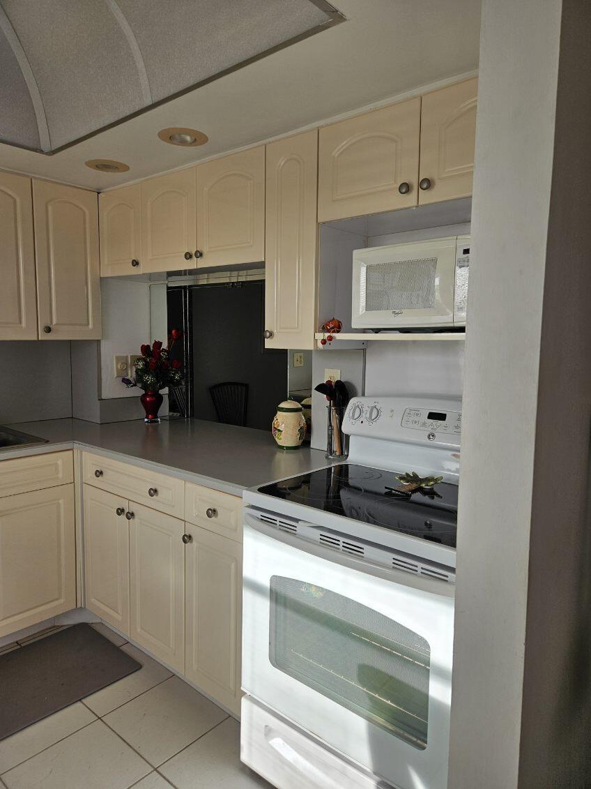 SANDALFOOT SOUTH TWO CONDO OR2089P775 - Residential