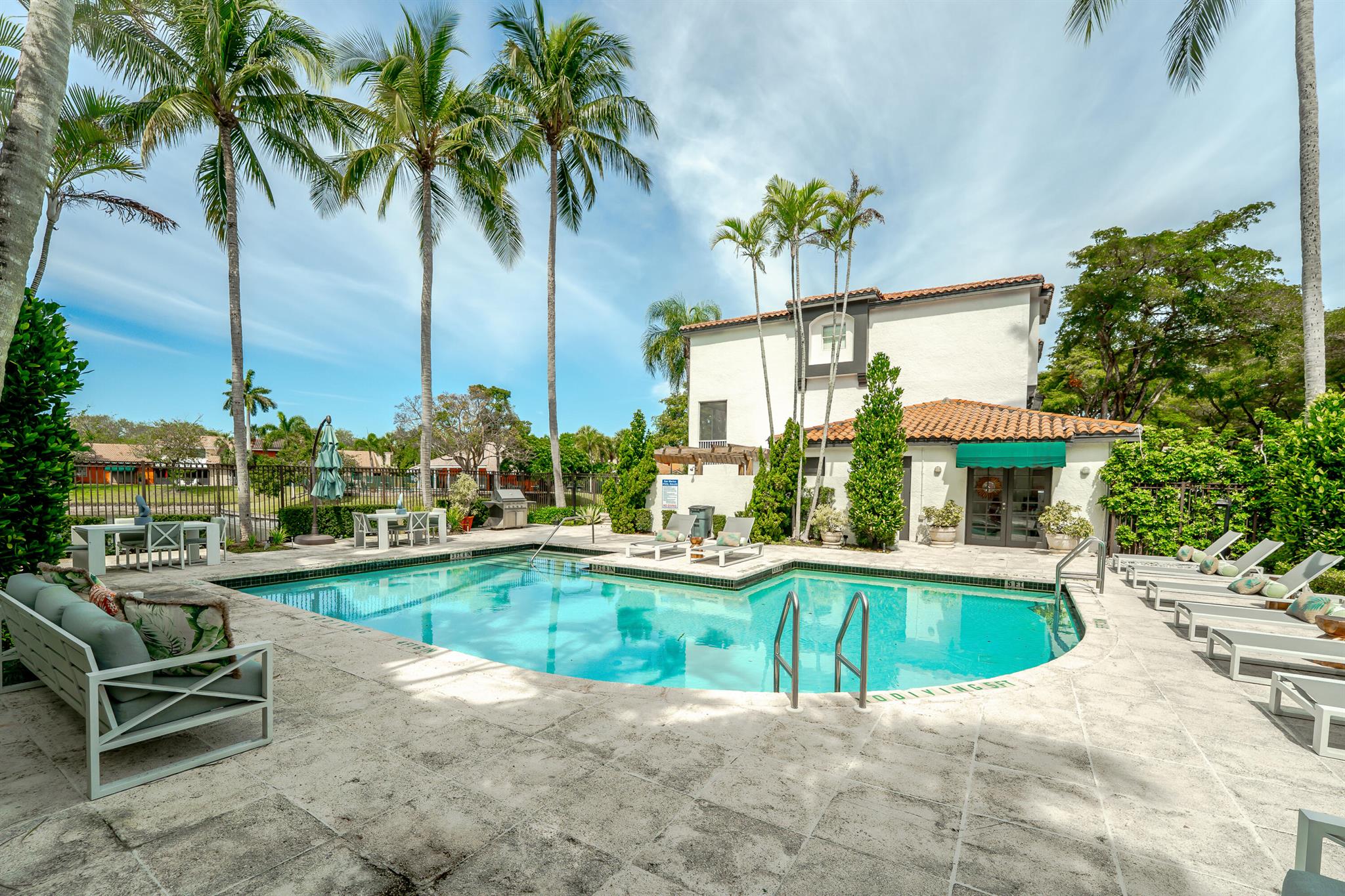 ESTADA OF LOS PASEOS - Residential Lease