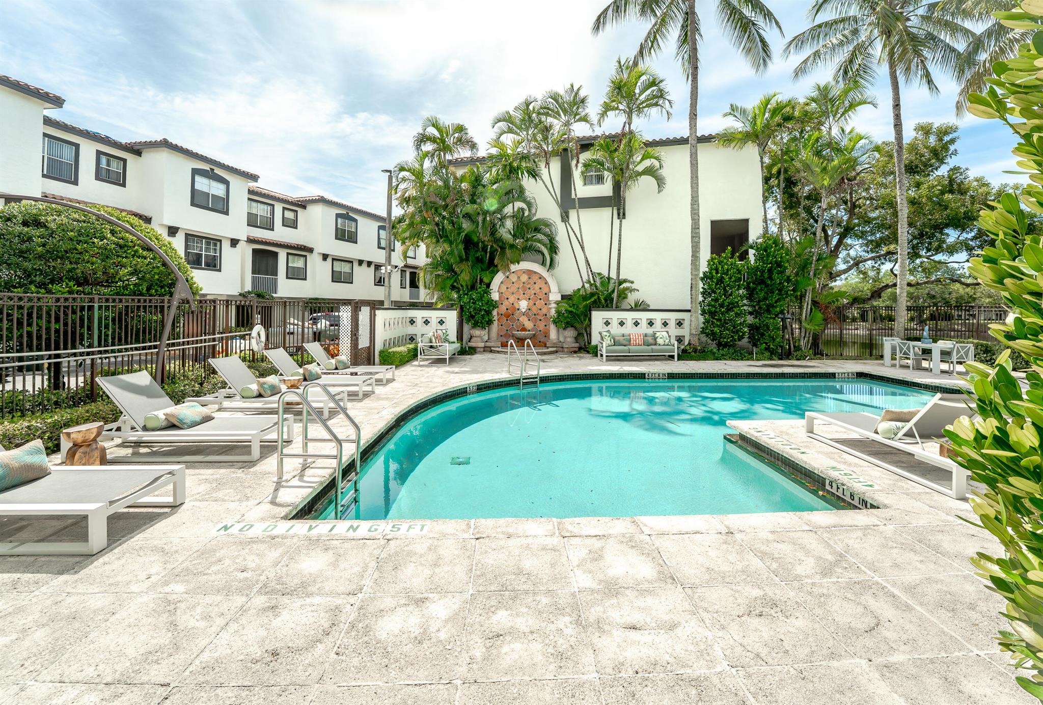 ESTADA OF LOS PASEOS - Residential Lease