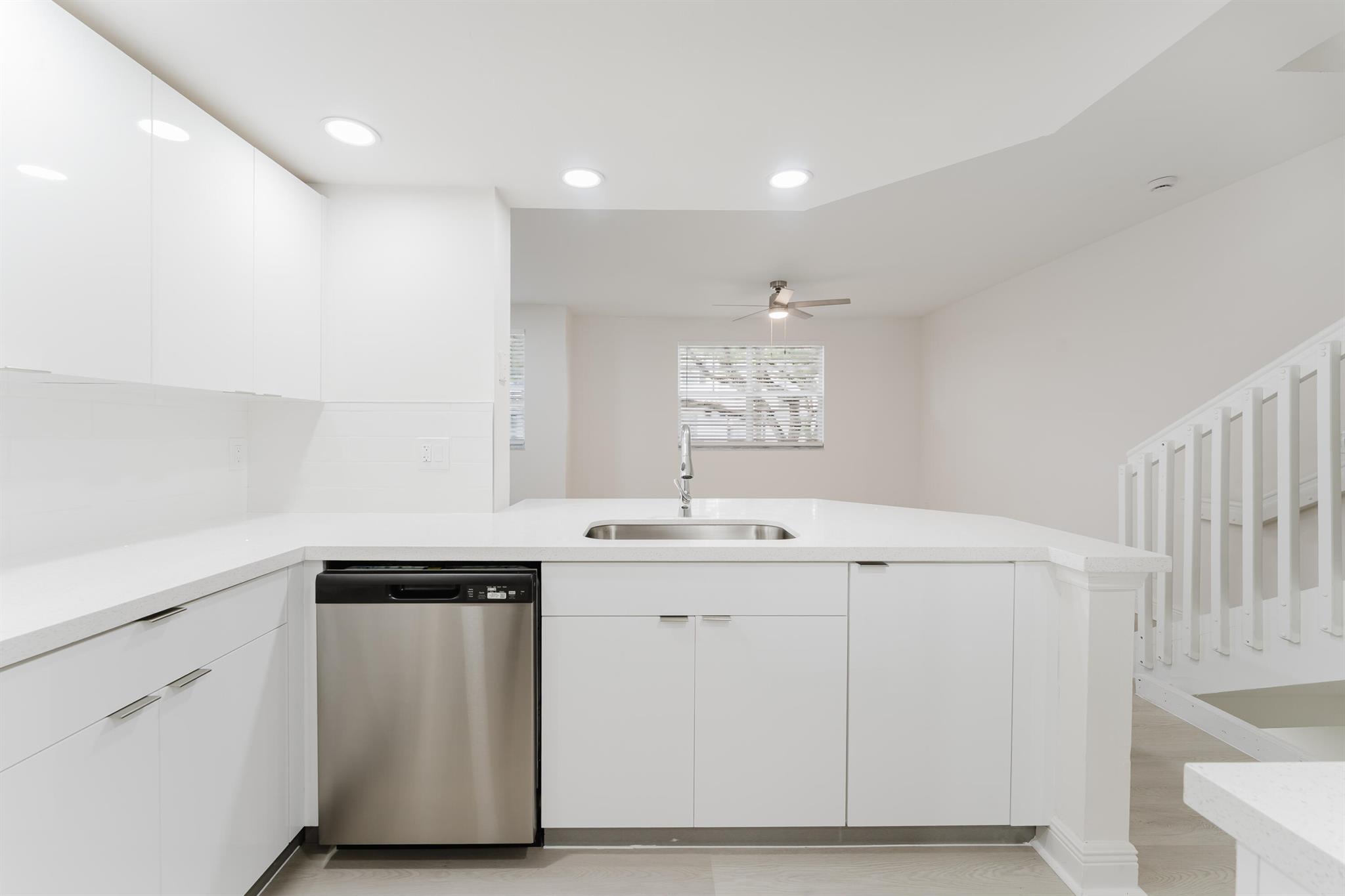 ESTADA OF LOS PASEOS - Residential Lease