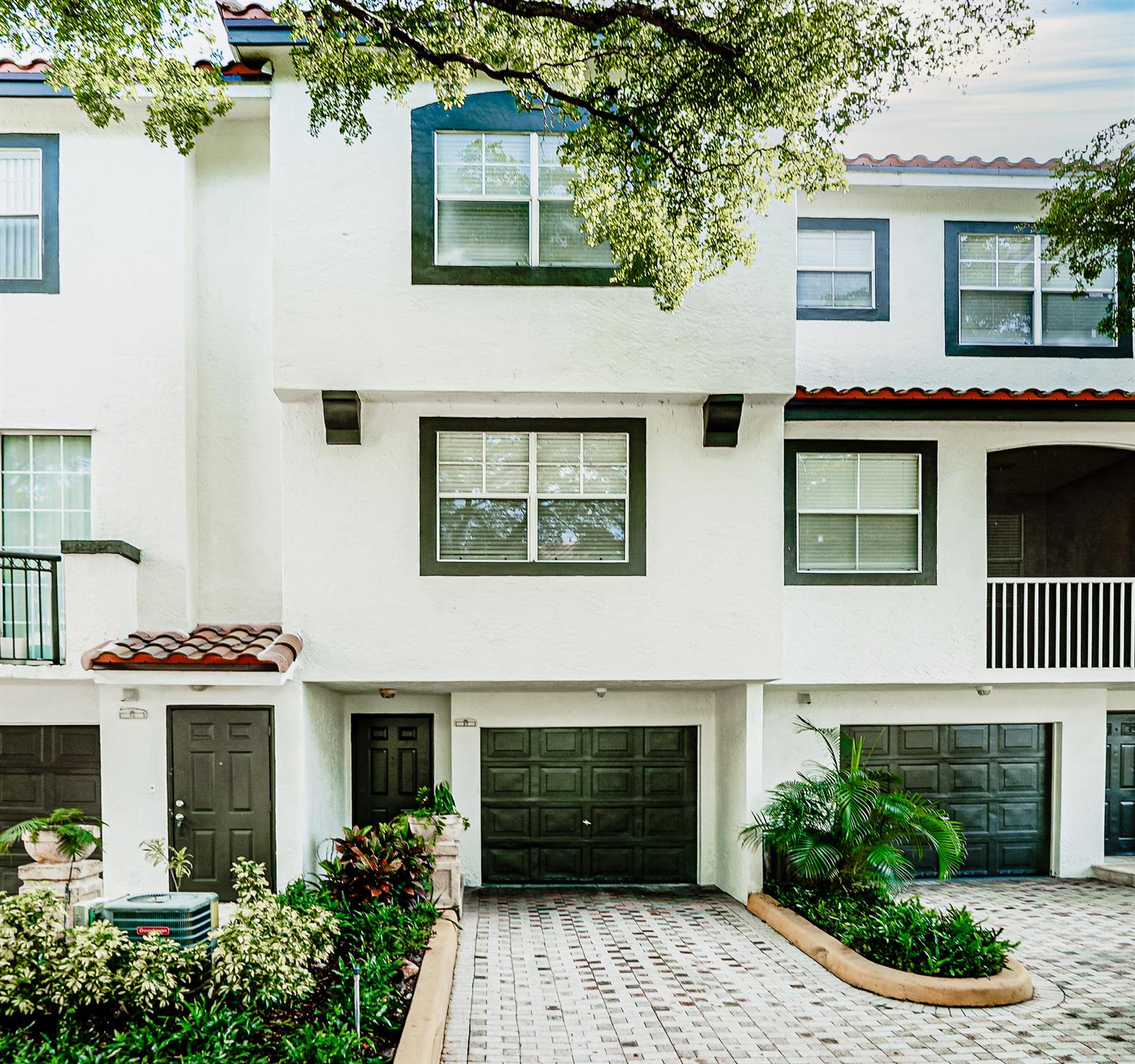 ESTADA OF LOS PASEOS - Residential Lease