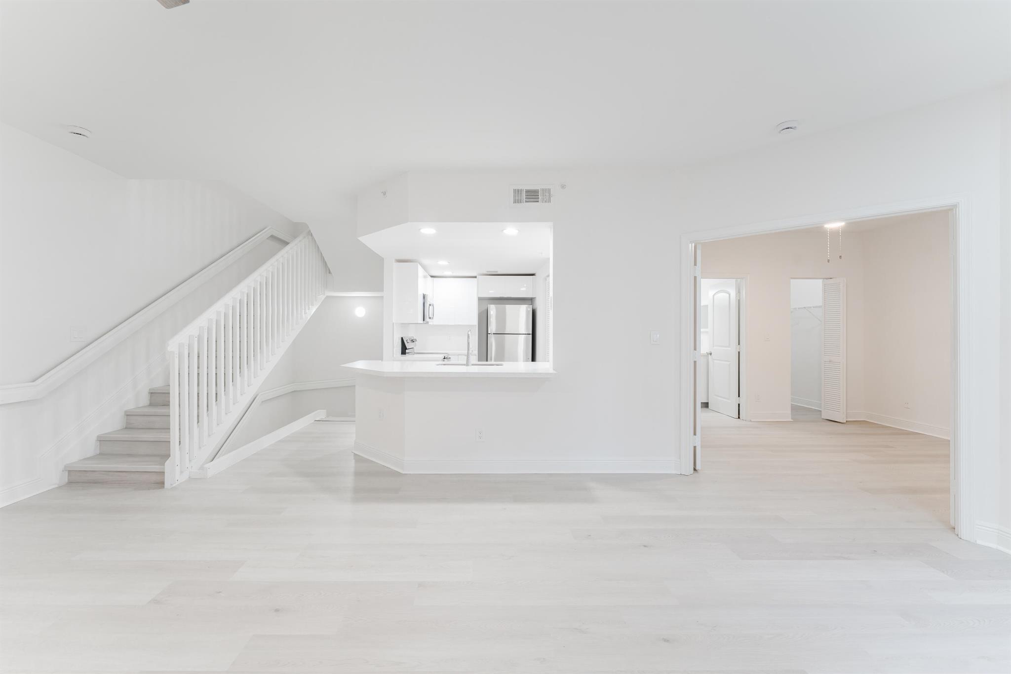 ESTADA OF LOS PASEOS - Residential Lease