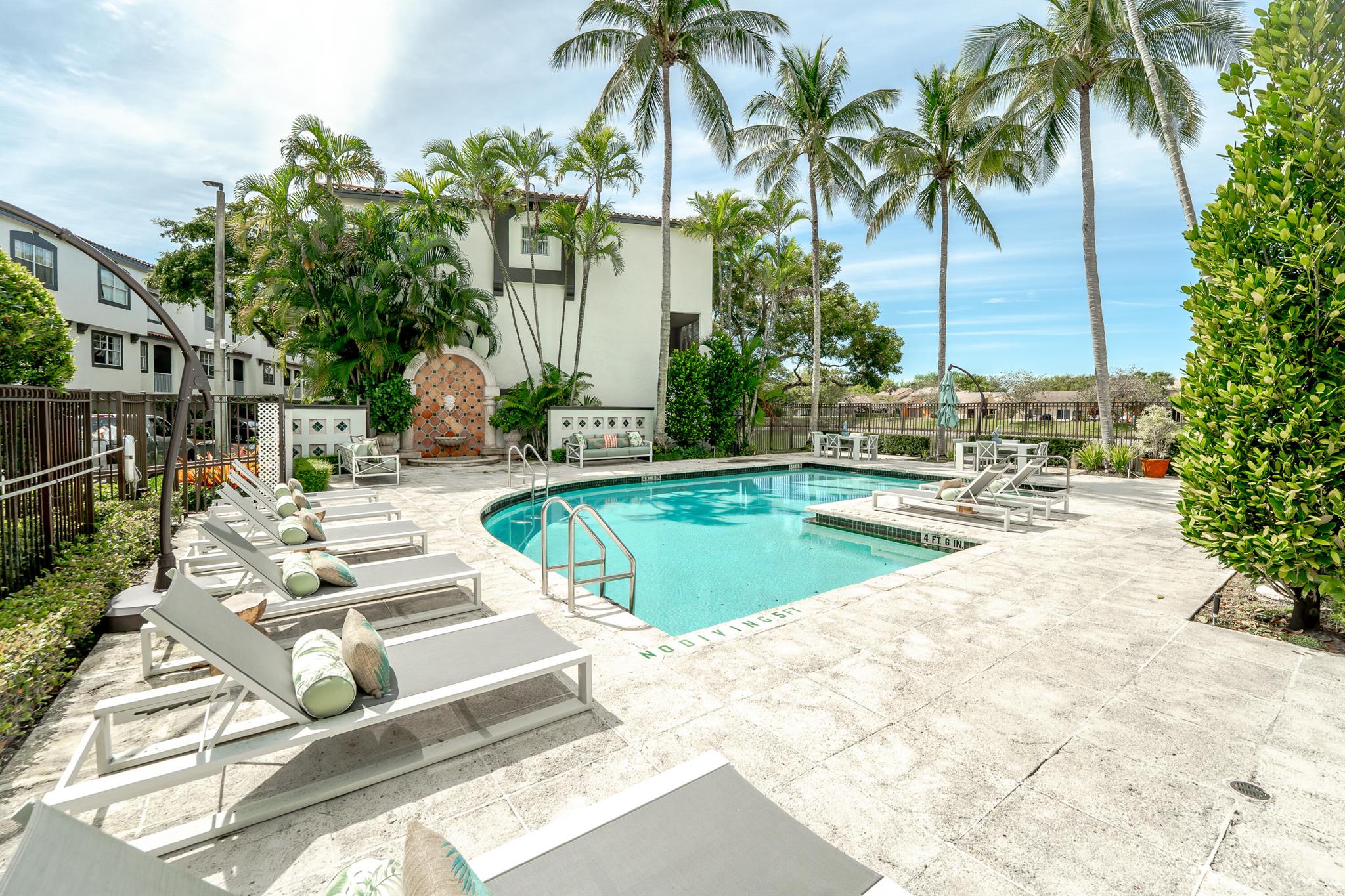 ESTADA OF LOS PASEOS - Residential Lease