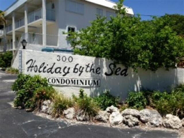 HOLIDAY BY THE SEA - Residential Lease