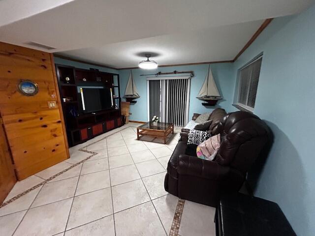 HOLIDAY BY THE SEA - Residential Lease