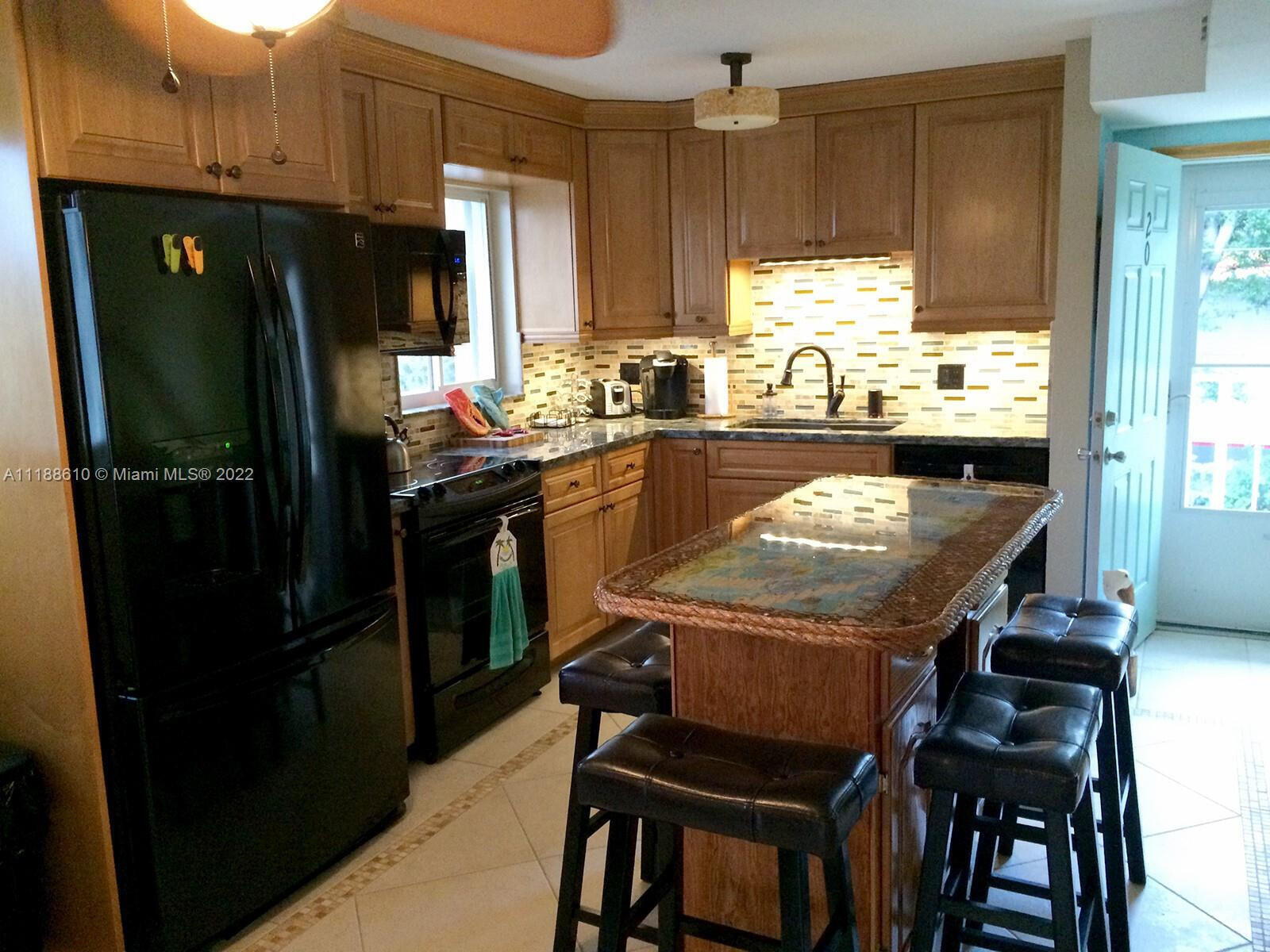 HOLIDAY BY THE SEA - Residential Lease