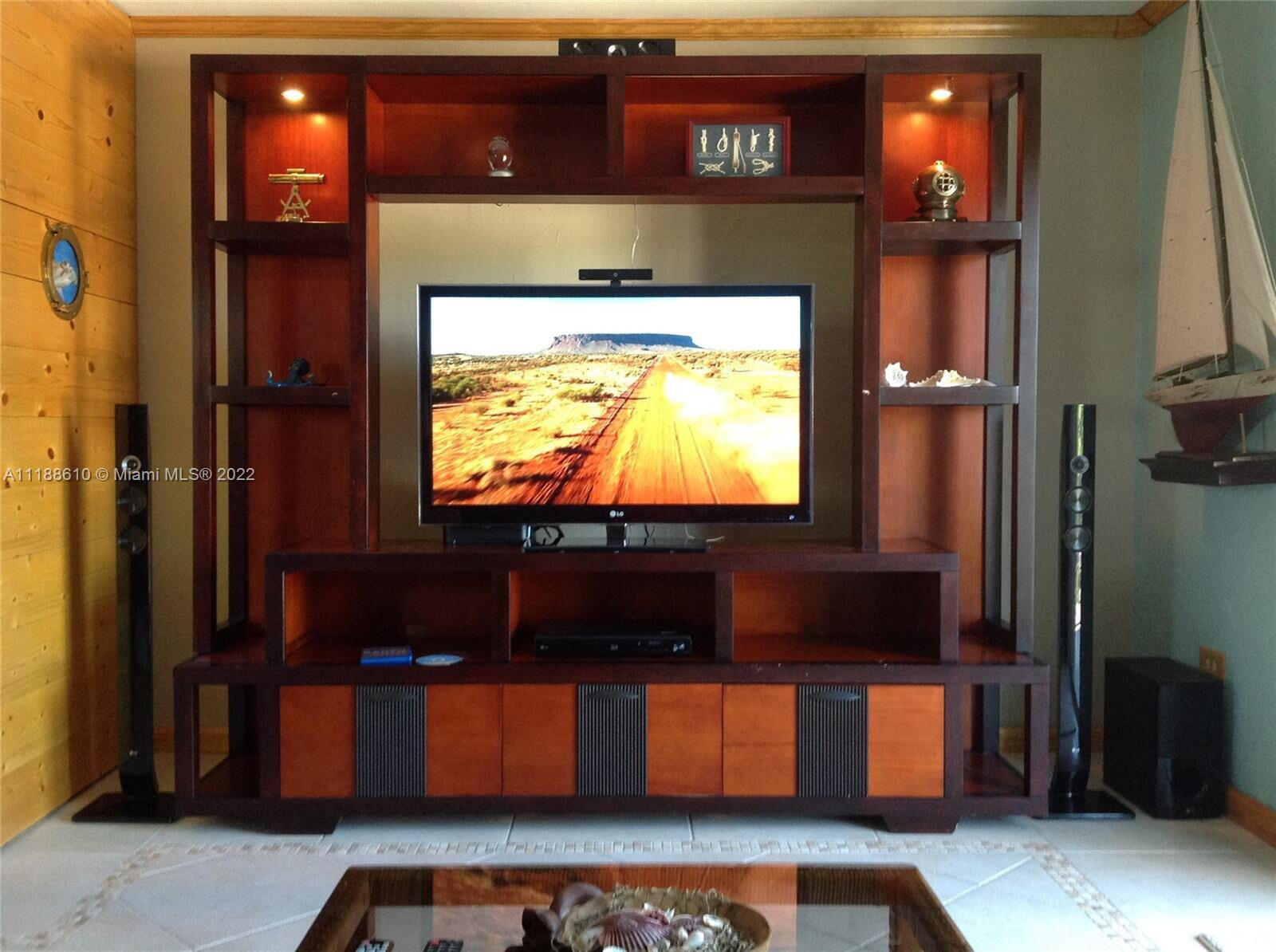 HOLIDAY BY THE SEA - Residential Lease