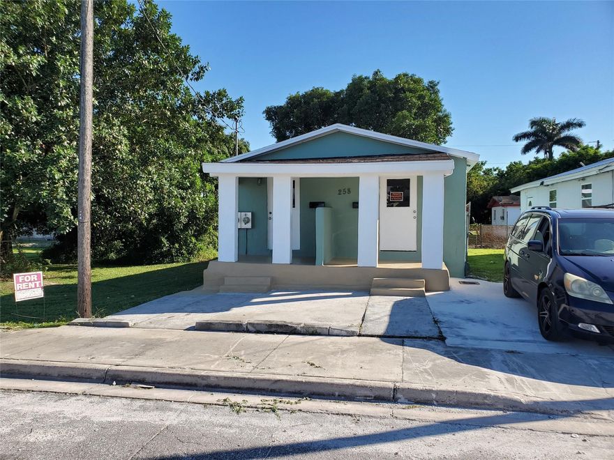 Easy to see & Ready to Move in! Cute 2 Bedroom / 1 Bathroom Villa. Repainted Fresh & Clean. Nice NEWER Wood vinyl plank Floors Throughout. Nice touches like built in microwave & glass top stove. Attractive white bathroom. Covered front porch entry & fenced back yard. Plenty of parking on a well lit street. Attractive Place to call Home. Tenant pays their own electric & water. Lindo apartamento de 2 cuartos y 1 baño. Repintado, limpio y fresco. Hermosos pisos de tablones de vinilo de madera. Lindos detalles como microondas empotrado y estufa de vitrocerámica. Atractivo baño blanco. Entrada con porche delantero cubierto y patio trasero cercado. Amplio espacio de estacionamiento en una calle bien iluminada. El inquilino paga su propia electricidad y agua.