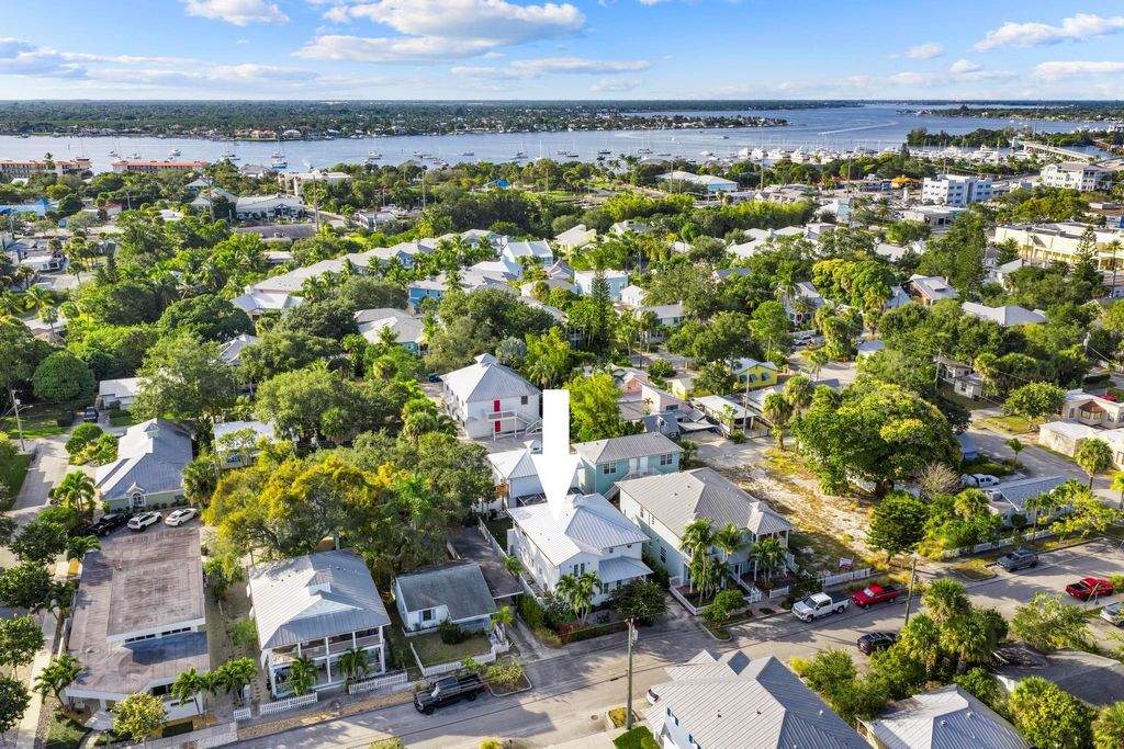 Photo of 516 SW Camden Avenue, Stuart, FL 34994 (MLS # R11148600)