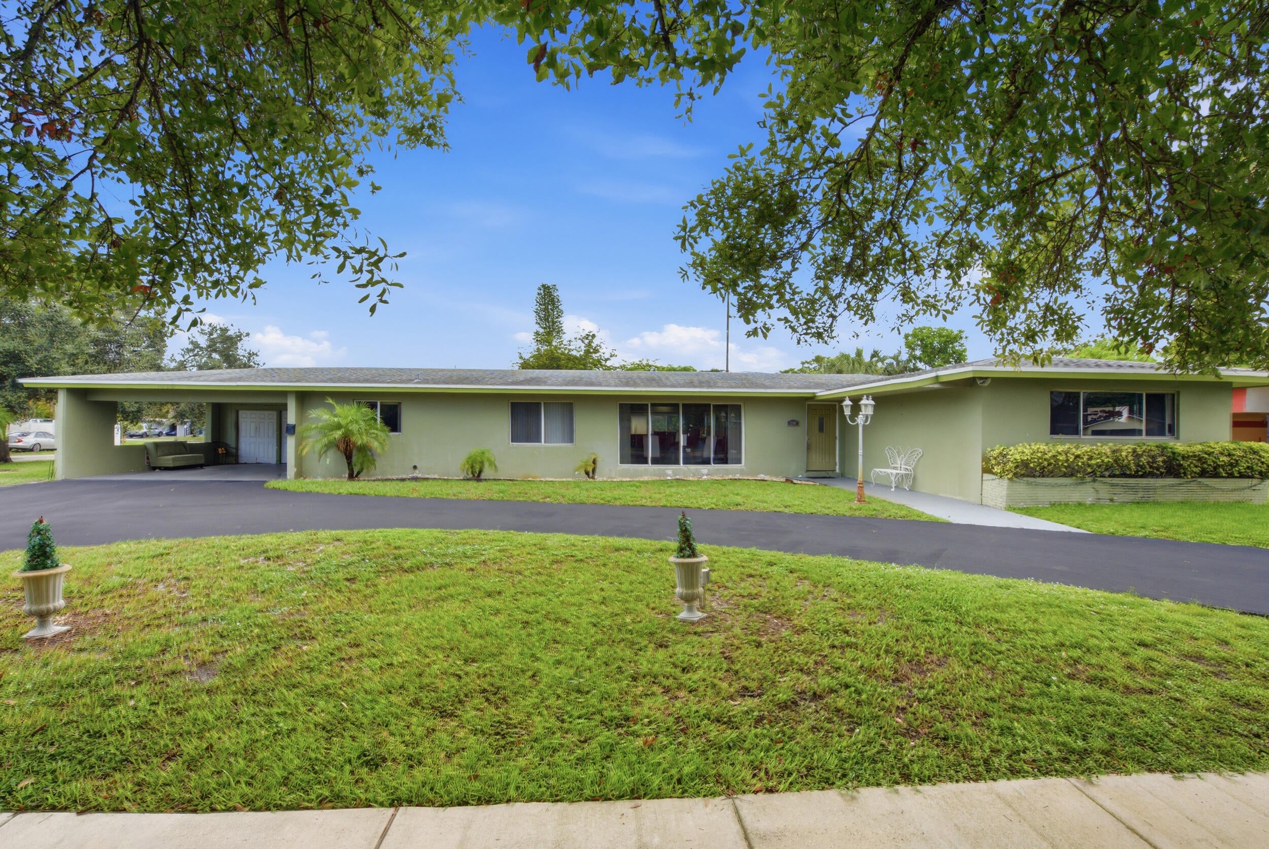 1000 WYOMING Avenue, Fort Lauderdale FL 33312