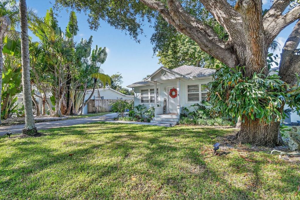 Photo of 1511 S Palmway, Lake Worth Beach, FL 33460 (MLS # R11156793)