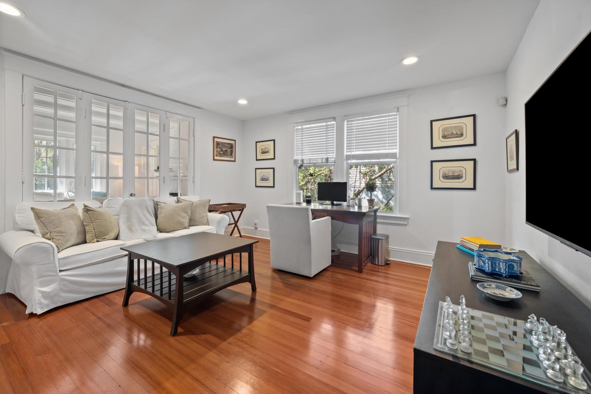 ROYAL PARK - Residential Lease