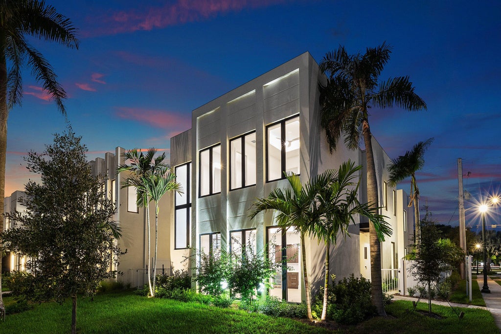Photo of 735 SE 4th Avenue, Delray Beach, FL 33483 (MLS # B26086991)