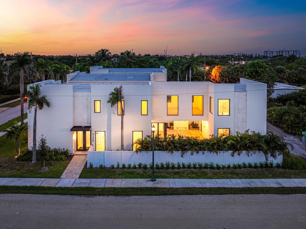 Photo of 735 SE 4th Avenue, Delray Beach, FL 33483 (MLS # B26086991)