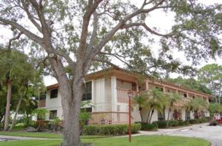 TENNIS VILLA SECOND FLOOR, EAT-IN KITCHEN, SEPARATE LAUNDRY ROOM, PARTIAL GOLF VEIW, STEPS TO POOL. FURNITURE NEGOTIABLE.