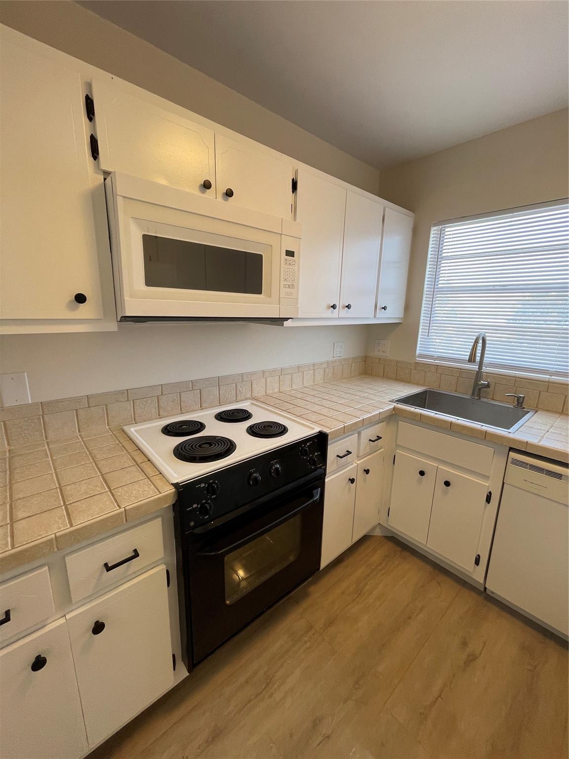 COUNTRY CLUB TOWERS CONDO - Residential Lease