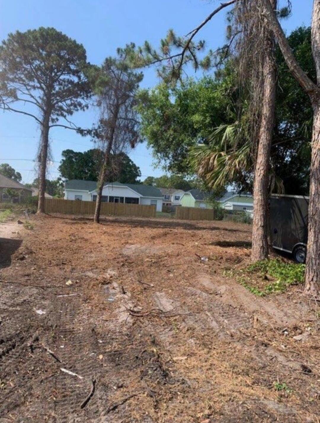 Are you ready to build your home? We have to the lot for you. Already cleared and ready to go. Walking distance to Elementary and Middle schools. Close to shops and restaurants.