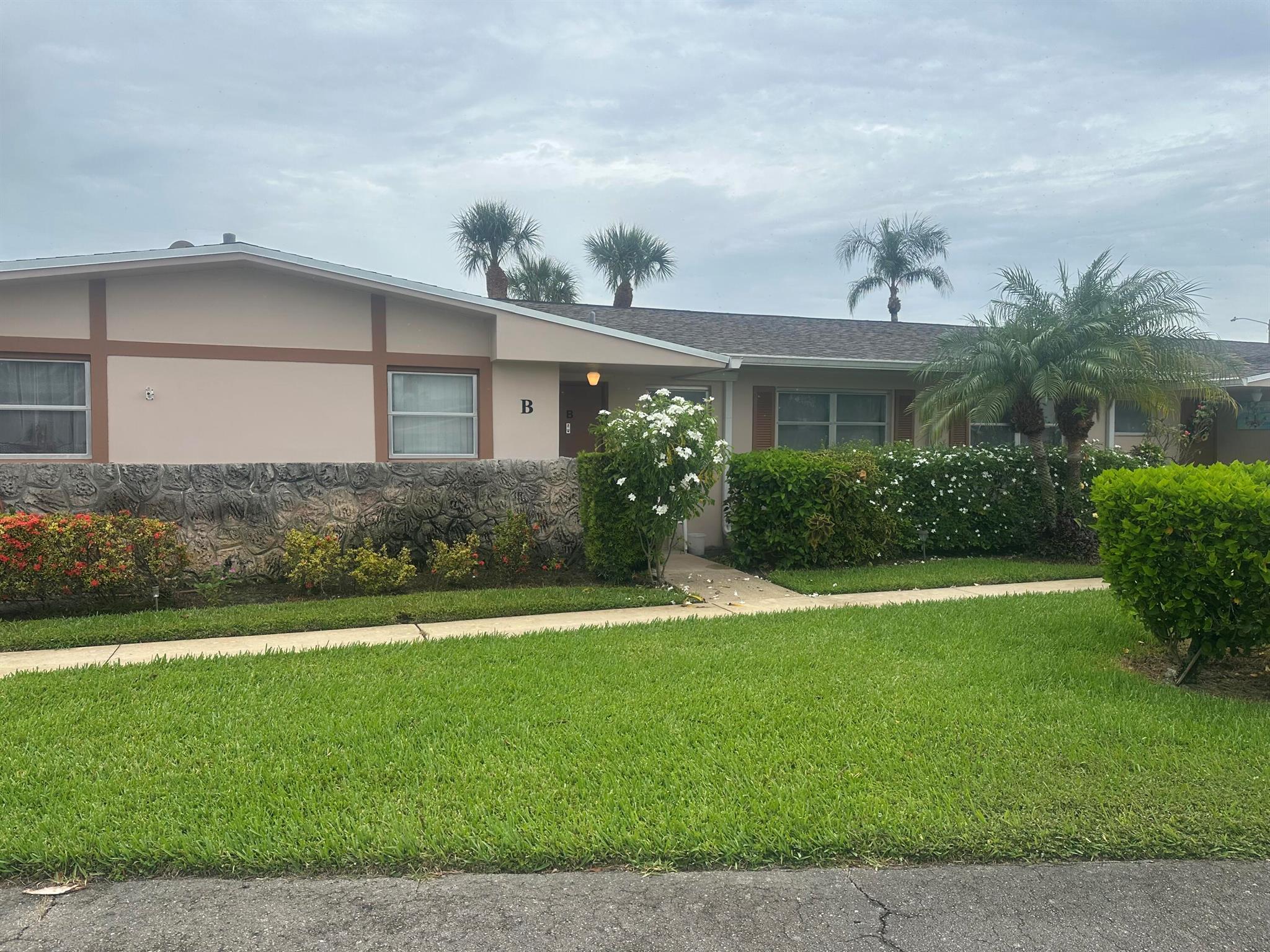 This condo is located right in the center of beautiful Palm Beach County. The apartment needs a bit of work. But what an opportunity to build your ''Florida Escape'' exactly as you want it. This amazing opportunity will not last long.